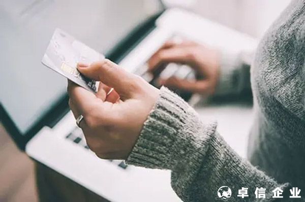 為什么香港銀行開戶時附帶金融產品？